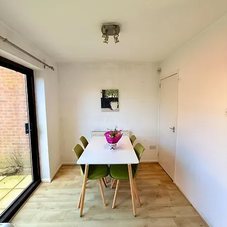 Winsbury Way 3 Bedroom Long Holiday home *