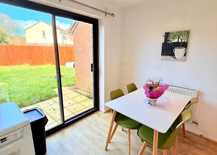 Winsbury Way 3 Bedroom Long Holiday home *